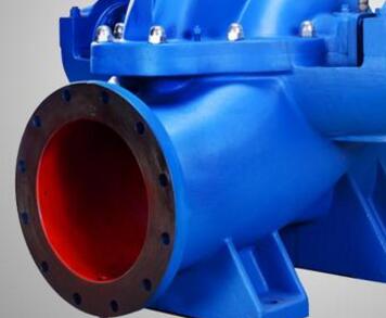 　　雙吸泵裝配填料步驟  　　1、 第一步：先把機(jī)封壓蓋的螺栓擰下來卸掉，取出兩端的機(jī)封壓蓋。  　　2、 第二步：卸掉泵蓋中開面上的全部螺母，用電葫蘆吊起泵蓋。  　　3、 第三步：再用電葫蘆將整個(gè)轉(zhuǎn)子部件吊起，平穩(wěn)放在墊子上。  　　4、 第四步：拆掉軸承體，卸下軸承壓蓋及軸承。(兩端同)  　　5、 第五步：最后拆下機(jī)械密封，再根據(jù)裝機(jī)封壓蓋止口尺寸加工填料壓蓋的配合尺寸。  　　6、 第六步：再裝上兩端的軸承及鎖緊螺母和軸承體。  　　7、 第七步：再將轉(zhuǎn)子部件吊起放入泵體，保持與原來(拆卸時(shí))的位置一樣。  　　8、 第八步：吊起泵蓋改好，擰緊螺母。  　　9、 第九步：裝填料，將填料裝入原來安裝機(jī)封的位置，前面兩根填料再放填料環(huán)，后面再放3根填料用填料壓蓋壓緊并用螺母鎖緊即可。裝配完畢